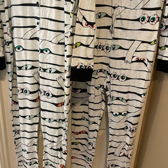 Old Navy Spooky Eyes Set Of Onesie Unisex Pajamas Button Front XL and L TALL - Picture 10 of 16